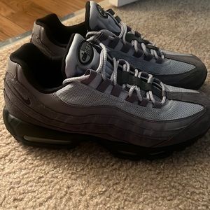 Men’a Nike AirMax size 9.5